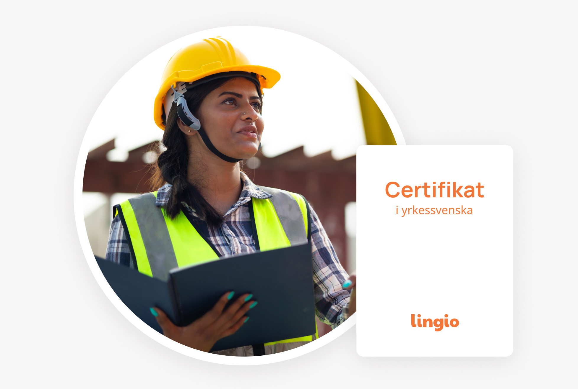 Kvinna i arbetskläder som stolt visar upp sitt certifikat i yrkessvenska från Lingio, ett bevis på uppnådda kursmål.