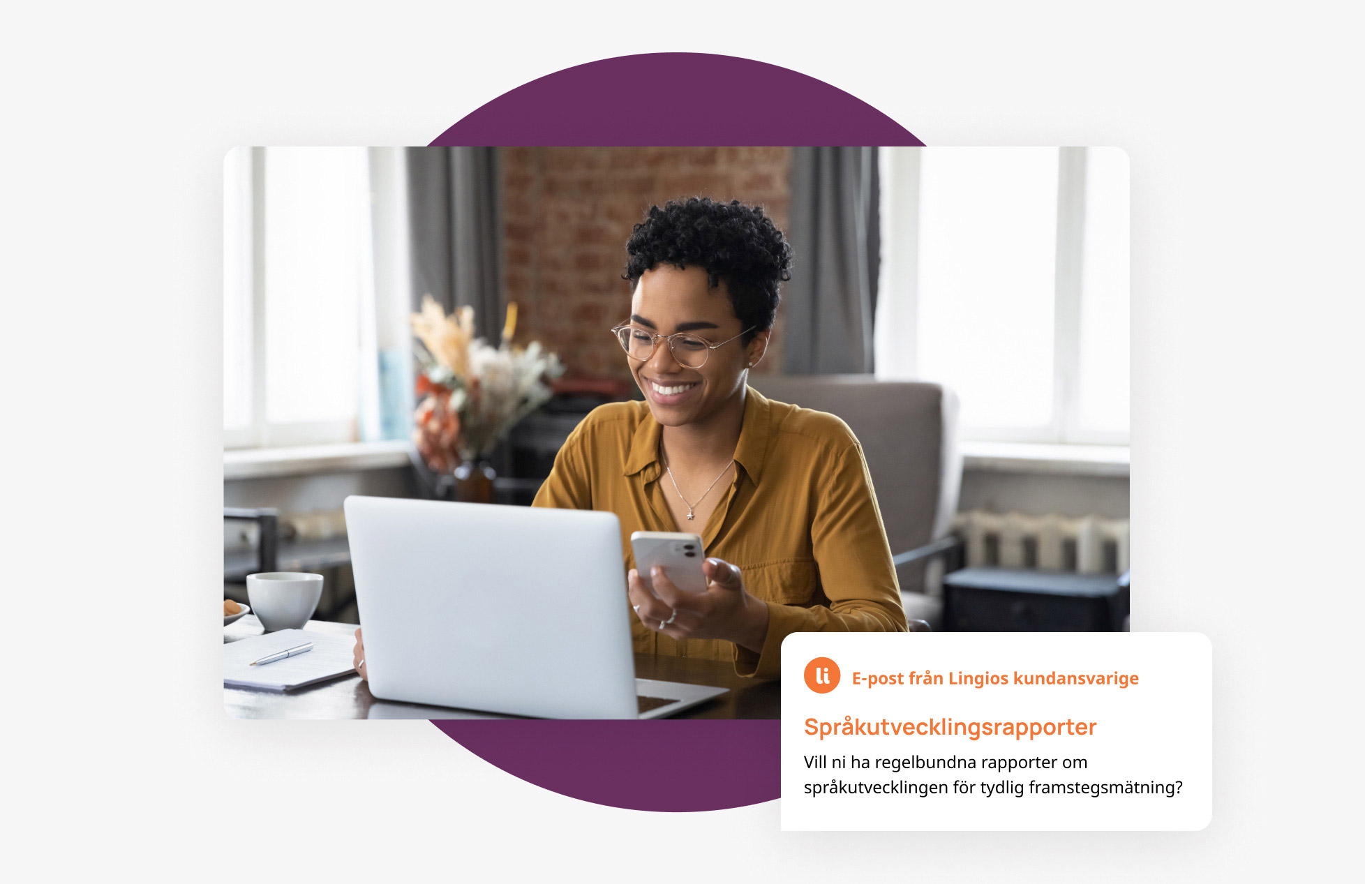 Kvinna vid datorn läser e-postmeddelande från kundansvarige på Lingio om uppföljning och support för språkutveckling.